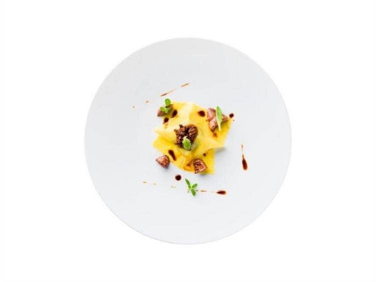 Raviolo di magro con ragù all'italiana